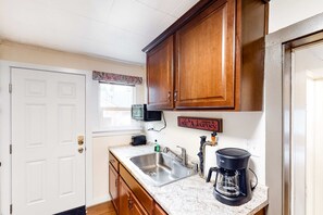 Fridge, microwave, oven, stovetop - Adorable dog-friendly duplex near Main Street with full kitchen (Springfield)