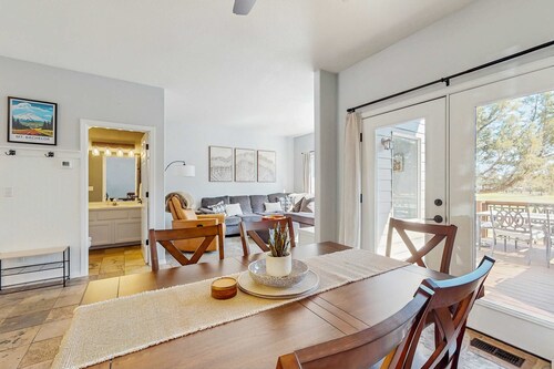 Cozy Townhouse Overlooking 1st Tee - access to Eagle Crest Resort, Sports Center