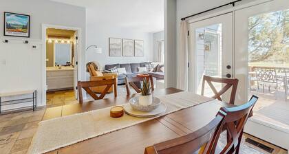 Cozy Townhouse Overlooking 1st Tee - access to Eagle Crest Resort, Sports Center
