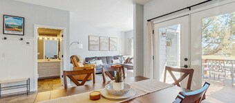 Cozy Townhouse Overlooking 1st Tee - access to Eagle Crest Resort, Sports Center
