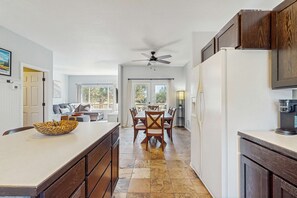 Dining - Cozy Townhouse Overlooking 1st Tee - access to Eagle Crest Resort, Sports Center (Redmond)