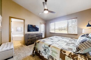 2 bedrooms, iron/ironing board, WiFi - Fairway view townhome with private hot tub, grill, pool, & golf - dogs welcome (Eagle Crest)