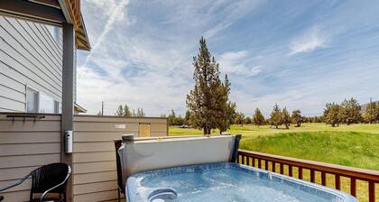 Fairway view townhome with private hot tub, grill, pool, & golf - dogs welcome