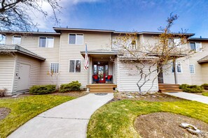 Exterior - Fairway view townhome with private hot tub, grill, pool, & golf - dogs welcome (Eagle Crest)
