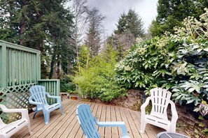 Terrace/patio - 3-story home with private deck, bar & entertainment room, & W&D (North Bend)