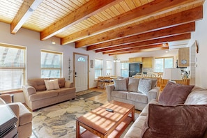 TV, fireplace - Family-friendly home with WiFi, BBQ grill, washer&dryer, golf nearby (La Pine)