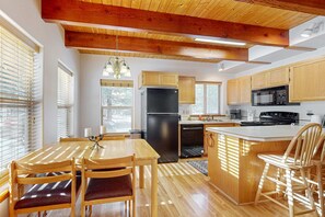 Fridge, microwave, oven, stovetop - Family-friendly home with WiFi, BBQ grill, washer&dryer, golf nearby (La Pine)