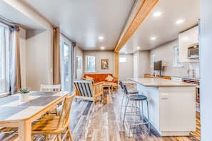 Interior - Beautiful storage container home w/ Columbia Gorge views & prime location (Cascade Locks)