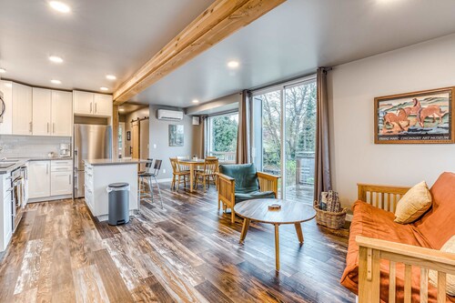 Beautiful storage container home w/ Columbia Gorge views & prime location