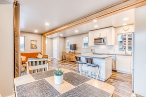 Dining - Beautiful storage container home w/ Columbia Gorge views & prime location (Cascade Locks)