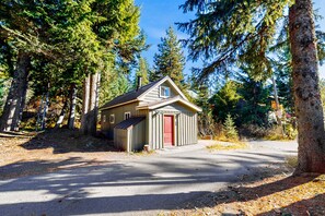 Exterior - Cozy, comfortable cottage in Government Camp (Government Camp)