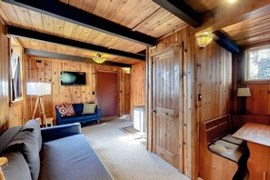 TV, offices - Cozy, comfortable cottage in Government Camp (Government Camp)