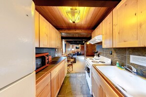 Fridge, microwave, oven, stovetop - Cozy, comfortable cottage in Government Camp (Government Camp)
