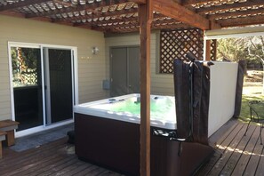 Terrace/patio - Spacious dog-friendly home with hot tub, fireplace & resort pools, golf, tennis (Eagle Crest)