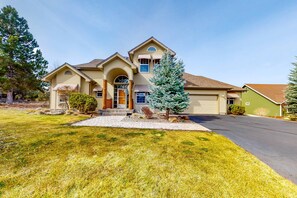 Exterior - Spacious dog-friendly home with hot tub, fireplace & resort pools, golf, tennis (Eagle Crest)