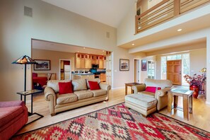 TV, fireplace, DVD player - Spacious dog-friendly home with hot tub, fireplace & resort pools, golf, tennis (Eagle Crest)