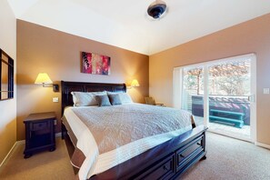 3 bedrooms, desk, iron/ironing board, WiFi - Spacious dog-friendly home with hot tub, fireplace & resort pools, golf, tennis (Eagle Crest)