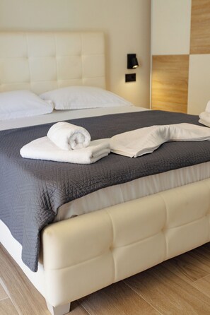 1 bedroom, iron/ironing board, Internet, bed sheets - Lumiere Coastal Escape by 8essentially (Iraklio)