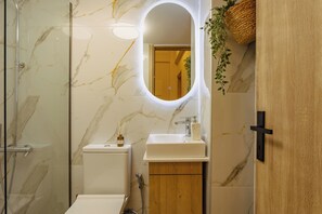 Secadora de cabello, toallas, jabón, papel de baño