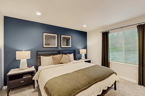 Spacious family friendly home with full kitchen, enclosed yard, washer & dryer