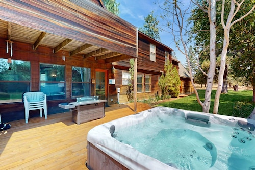 Grand Retreat on 5-Acre Lot with Private Hot Tub & Fireplaces, Mins to Slopes