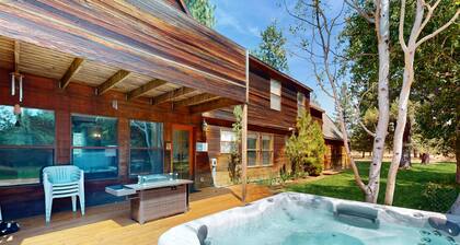 Grand Retreat on 5-Acre Lot with Private Hot Tub & Fireplaces, Mins to Slopes