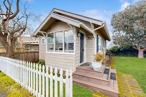 Exterior - Dog-friendly cottage with great location, cozy interior, WiFi & washer/dryer (Seaside)