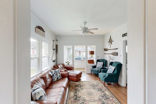Dog-friendly cottage with great location, cozy interior, WiFi & washer/dryer