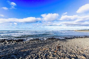 Beach nearby - Dog-friendly cottage with great location, cozy interior, WiFi & washer/dryer (Seaside)
