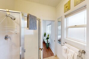 Shower, hair dryer, towels - Dog-friendly cottage with great location, cozy interior, WiFi & washer/dryer (Seaside)