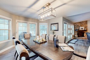Dining - Spacious home with private hot tub, Ping-Pong (Sunriver)