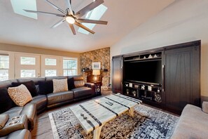 TV, fireplace, DVD player, table football - Spacious home with private hot tub, Ping-Pong (Sunriver)