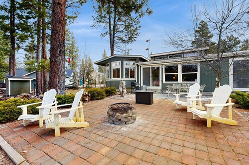 Pet friendly home steps to Deschutes River with hot tub, foosball & play set