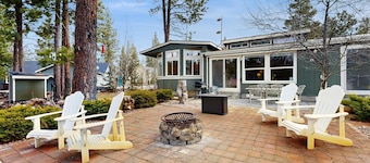 Pet friendly home steps to Deschutes River with hot tub, foosball & play set