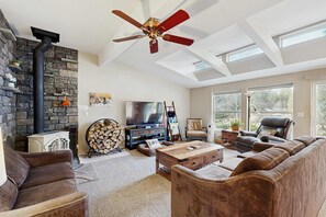 Fernseher, Kamin, DVD-Player, Tischfußball