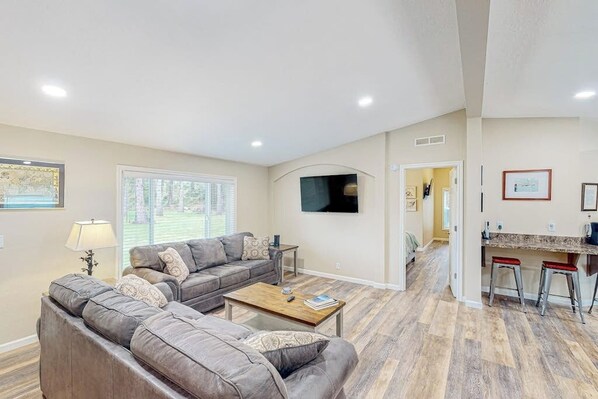 TV - Spacious coastal property with separate living quarters, wood stove, & grill (Coos Bay)