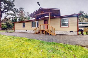 Exterior - Spacious coastal property with separate living quarters, wood stove, & grill (Coos Bay)