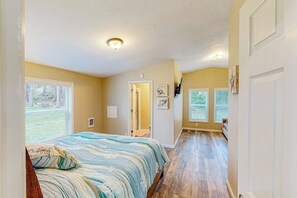 4 bedrooms, iron/ironing board, Internet, bed sheets - Spacious coastal property with separate living quarters, wood stove, & grill (Coos Bay)