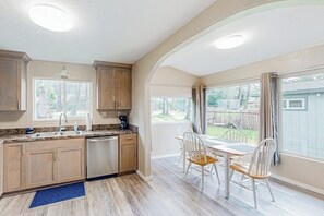 Fridge, microwave, oven, stovetop - Spacious coastal property with separate living quarters, wood stove, & grill (Coos Bay)
