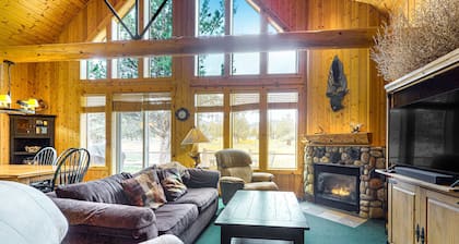Gorgeous chalet w/private deck, fireplace, 3 pools, and gym