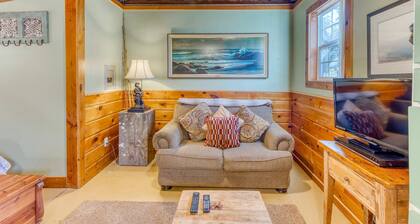 Cozy & Well-Decorated Cabin with Close Beach Access - Dog Friendly