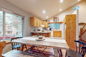 Fridge, microwave, oven, stovetop - Gorgeous home with private hot tub, SHARC passes, bikes, WiFi, streaming (Sunriver)