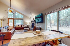 TV, fireplace - Gorgeous home with private hot tub, SHARC passes, bikes, WiFi, streaming (Sunriver)