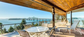 Bayfront home with fitness room, WiFi & fun-filled game room