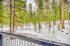 Property grounds - All-season resort home with on-site pool, hot tub, gym, golf, & fireplaces (Black Butte Ranch)