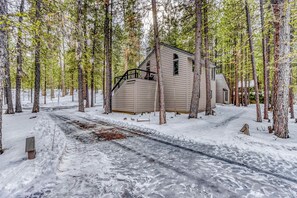 Exterior - All-season resort home with on-site pool, hot tub, gym, golf, & fireplaces (Black Butte Ranch)
