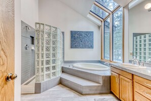 Shower, hair dryer, towels - All-season resort home with on-site pool, hot tub, gym, golf, & fireplaces (Black Butte Ranch)
