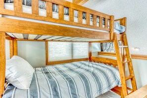 3 bedrooms, desk, WiFi, bed sheets - All-season resort home with on-site pool, hot tub, gym, golf, & fireplaces (Black Butte Ranch)