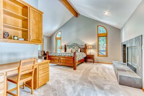 3 bedrooms, desk, WiFi, bed sheets - All-season resort home with on-site pool, hot tub, gym, golf, & fireplaces (Black Butte Ranch)
