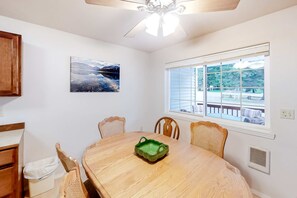 Dining - Ground-Floor Condo w/Washer/Dryer, Gas Grill, Fireplace, WiFi (Joseph)